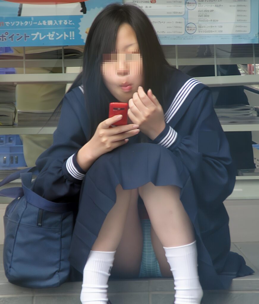 スカート長めで膝は閉じてるから、見えてないと思っちゃったかな?そこが油断でしたね。可愛い水色の縞々が丸見えで御座います!オマケにしっかりぷっくりを頂きましたね!