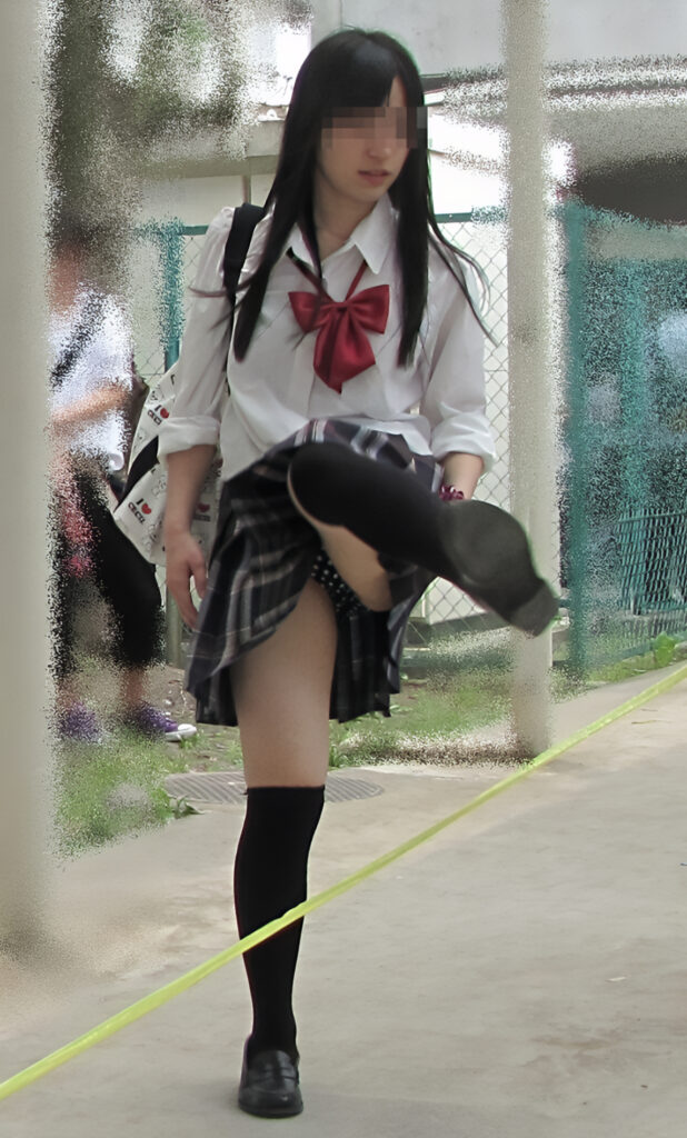 前からパンチラは少ないですからたまらんですよ!それがまたまた大好き水玉ですからね!黒地に白の水玉模様は、やっぱり可愛いですね!