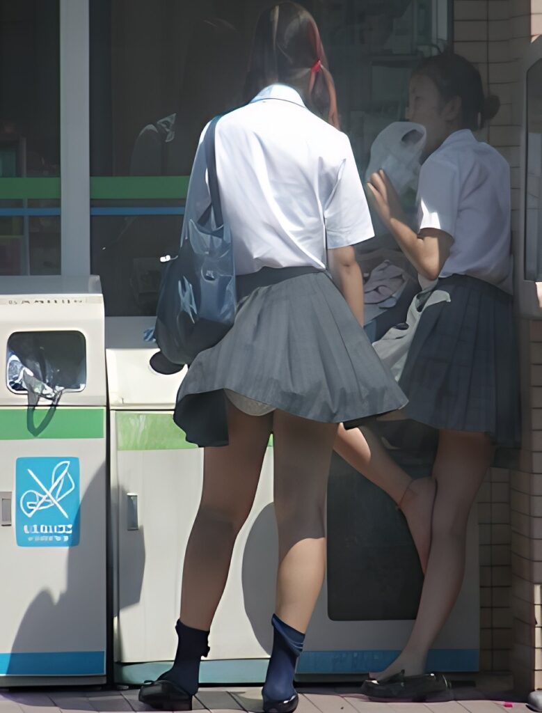 チラっと見える白!これがなんともたまらんですよね!やっぱり制服には短スカが似合いますぜよ!このちょうど良い長さ(短さ?)が、可愛さを際立たせてくれます。