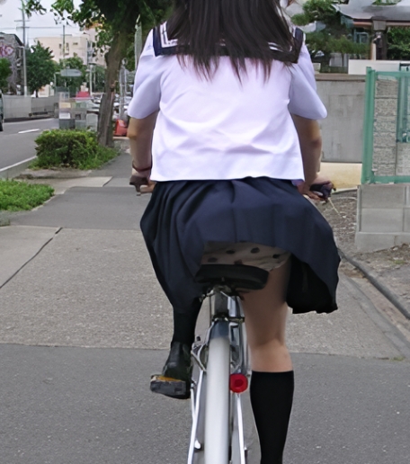 直接サドルにスカートを挟まずに、ぱんつで直接座る。おかげでちょいと風が吹いてくれれば、ご覧の通り、ナイスな水玉ぱんつを見れますよ!