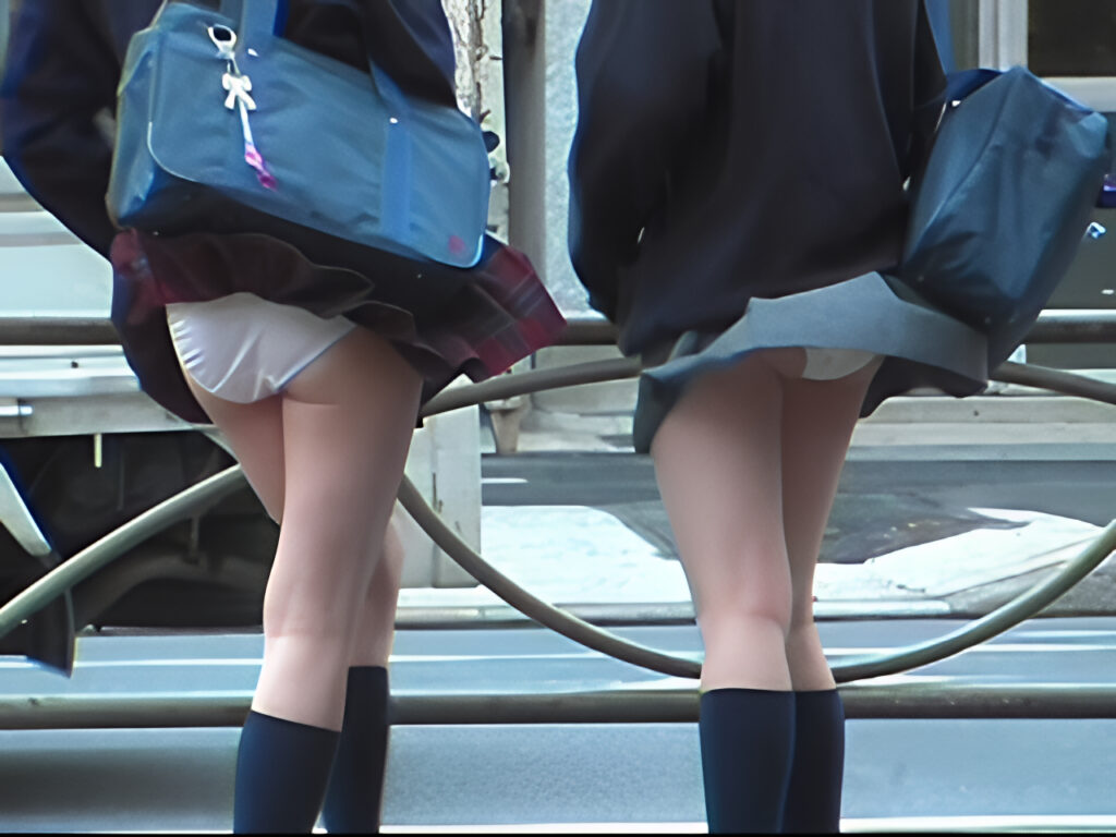 地下鉄はやっぱり神ですね!二人同時の風チラを見せてくれるなんて、これを考えて、通風孔を道路に作ってくれた人々に、感謝です!それも両方純白の綿パンですよ!