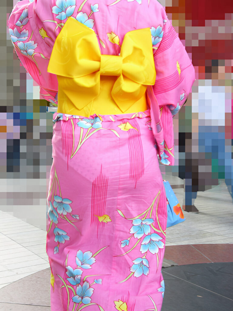 やはり浴衣は要注意!特に白系や画像の様な薄いピンクは気を付けないといけませんね。だって見て下さい!モロ透けです!可愛い水玉柄までくっきりです。わたくしなら嬉しくなって、身体が勝手ストーカーしちゃいます(例えですからね。ストーカー行為は禁止です)。