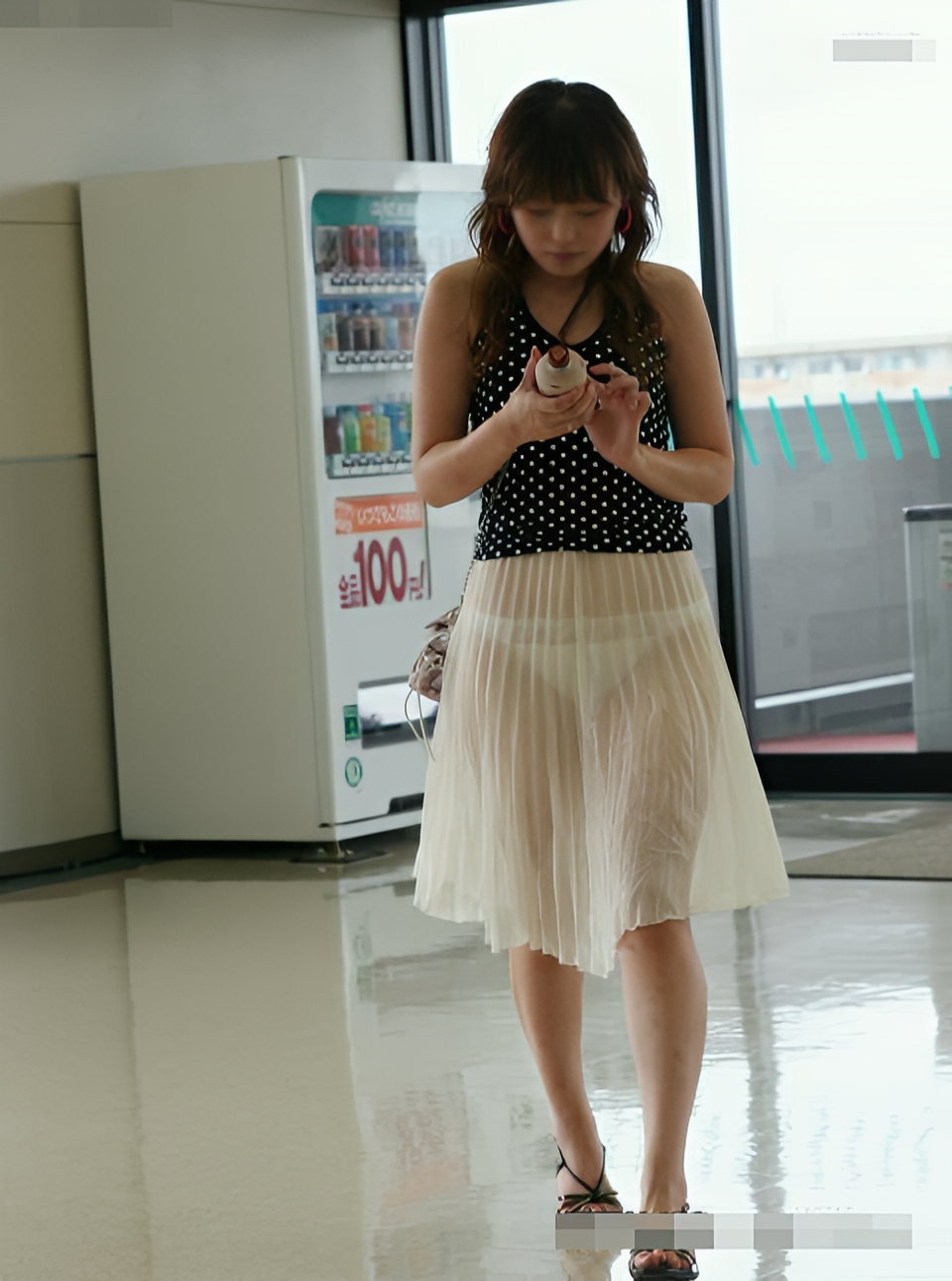 こんなに透けてるのに、出かける前に家族の誰かが注意しなかったのですかね？どんなパンツか想像するのって、ワクワクしますよね！