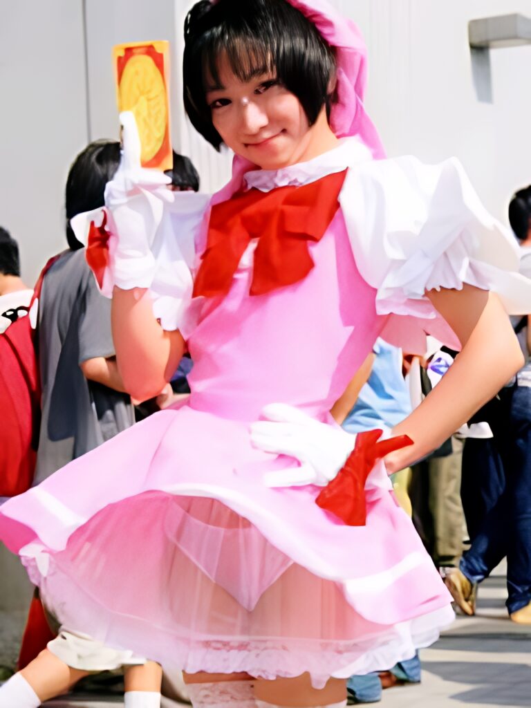 ポーズをきめて風でスカートが捲れ上がり、でももう一枚の下のレースのおかげで、モロパンならず、でも綺麗にに透けてくれて、素晴らしい作品に仕上がっています。