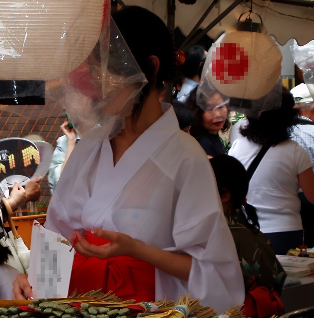 何と!こちらも水色の水玉では無いですか!?なんか衣装が、この部分だけ透け透けですよね!?まさかこのために作られたのか!?多分この衣装を作ったのは、完璧にこれを計算した漢だったのでしょう(笑)