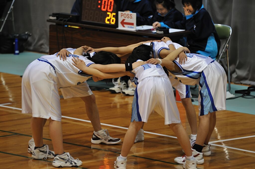 スポーツの中では、バスケが一番ねらい目です!ぶかぶかのユニフォームが多いので、その下に生パンの確立が高いのです。そこで円陣組んじゃうと…