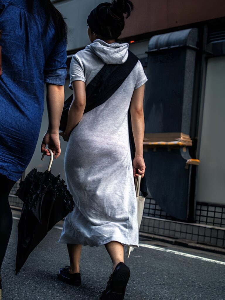 ただパンティラインが見えるだけなら分かりますが、あの伝説の横縞々!ボーダー柄まで見えてしまってます!奇跡です!これは奇跡の透け透けぱんちらです!