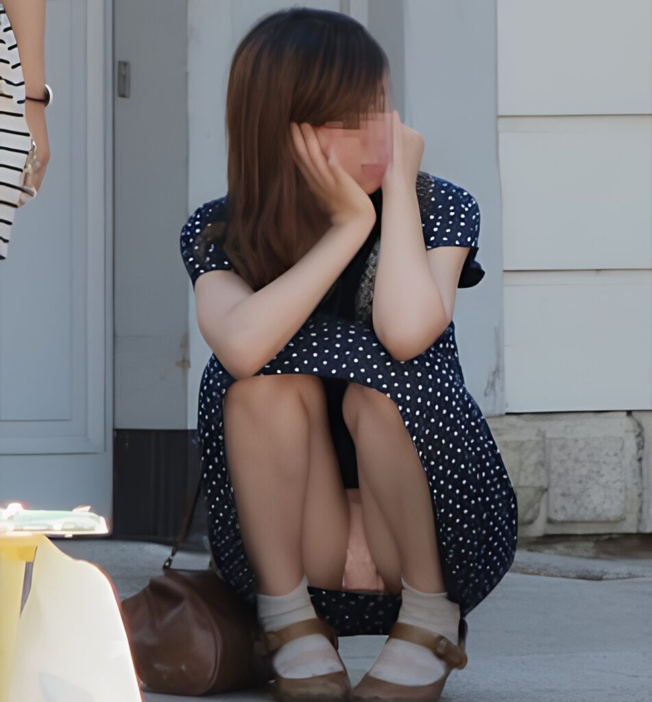 薄いオレンジ色のパンティが、目を離してくれません!内またにしゃがんでくれたおかげで、パンツの上の方まで、くっきりと見えちゃってます。これぞしゃがみパンチラの決定版と言ったところでしょうか!