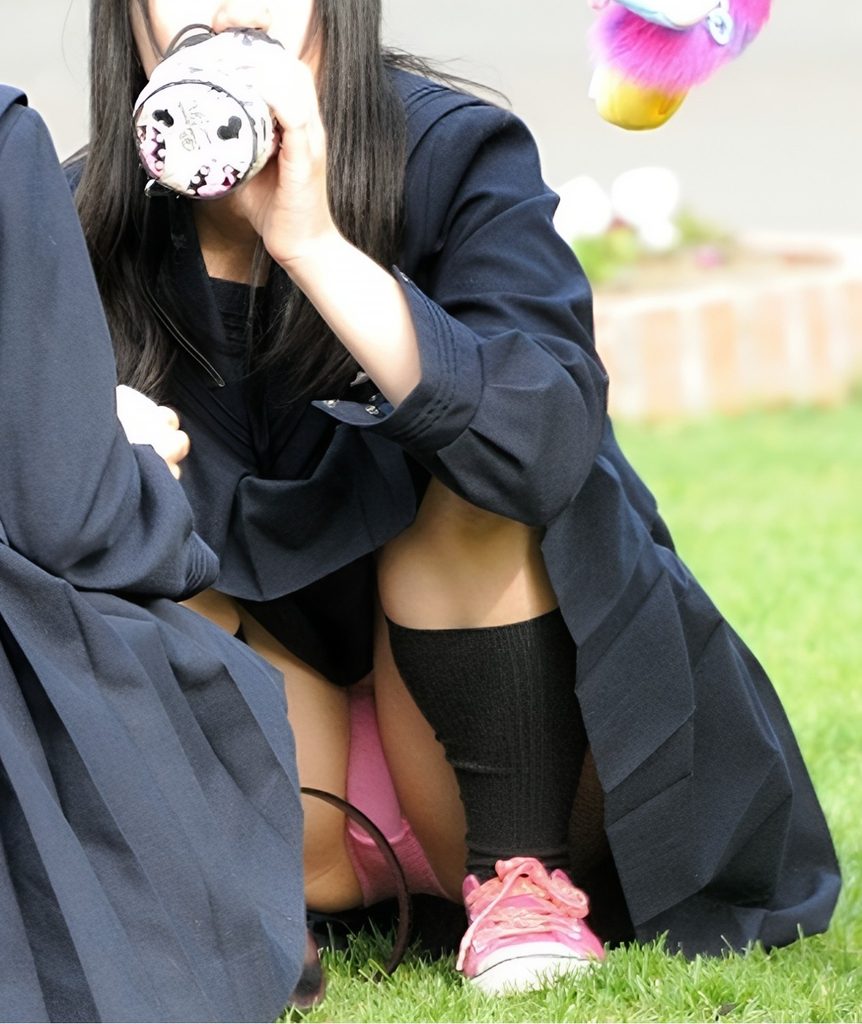 綺麗なピンクのぱんつが栄えますね。前側のぷっくりも完璧じゃないですか？オマケに靴までピンクです。そこを合わせるとは、お洒落さんですね！