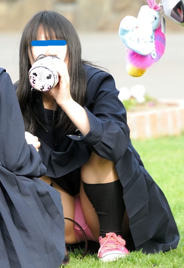 綺麗なピンクのぱんつが栄えますね。前側のぷっくりも完璧じゃないですか？オマケに靴までピンクです。そこを合わせるとは、お洒落さんですね！