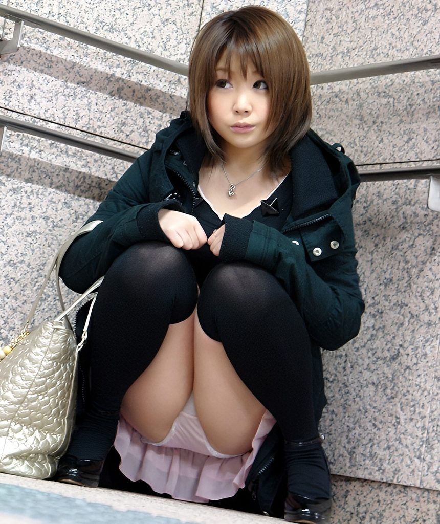 この見事なM字開脚からのパンチラは最高ですよね！これを美味しそうというのですよ！パンツ丸出しでこの目で見つめられたら、オイラは突撃を抑える事が出来ませんね！
