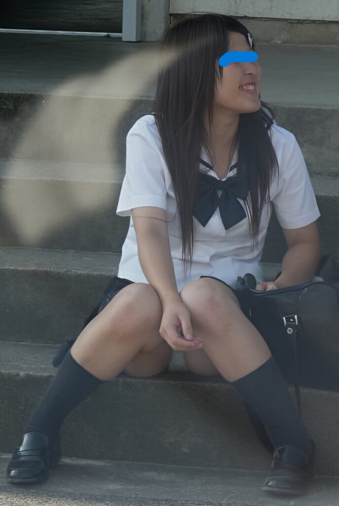 綺麗なM字の奥に見える、多分純白であろうパンツがとても初々しく感じます。しかし、これも直パンでは無いですか？まあ少しはスカートの生地に乗ってはいるのでしょうけど、確実にぱんつと太ももがコンクリートに触れている箇所がありますね。