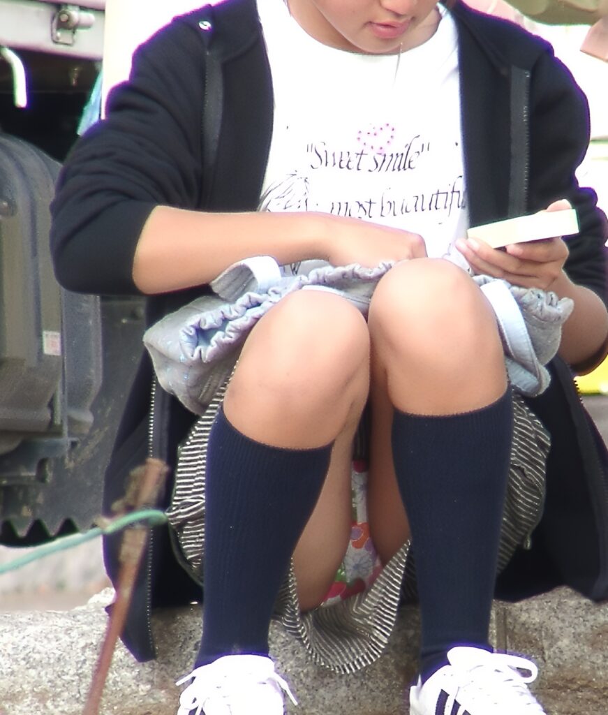 希少価値の花柄で、しゃがみパンチラが見れちゃうなんて、さらに貴重です!ぷっくり感も良いですね!いつもはガードが固いのでしょうが、何かをバッグから取り出した瞬間に、小股がちょっとだけ開いてしまいましたね!
