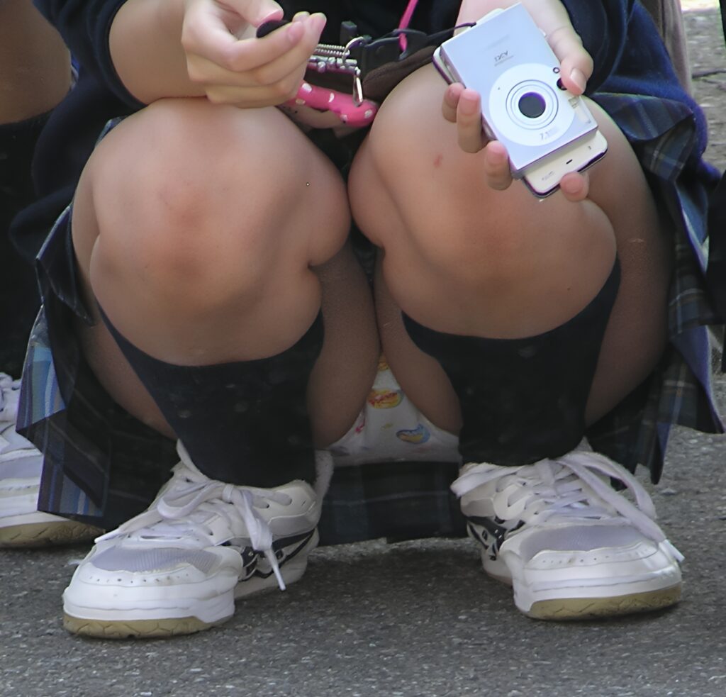 本人は後ろは見えてないと分かっているのですが、前側がこんな状態になっているとは、思って無かったでしょう。可愛いぱんつです。