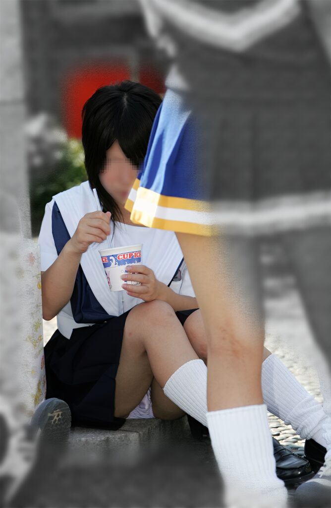 モロ見えも良いけれど、こういうちょい見えも、ホントのパンチラって感じでよいですねぇ～！あと可愛い制服ですね。襟が凄く下まであるセーラー服なんて、直接見たことないので、是非そんな制服でのパンチラを、直接見たいものですね。