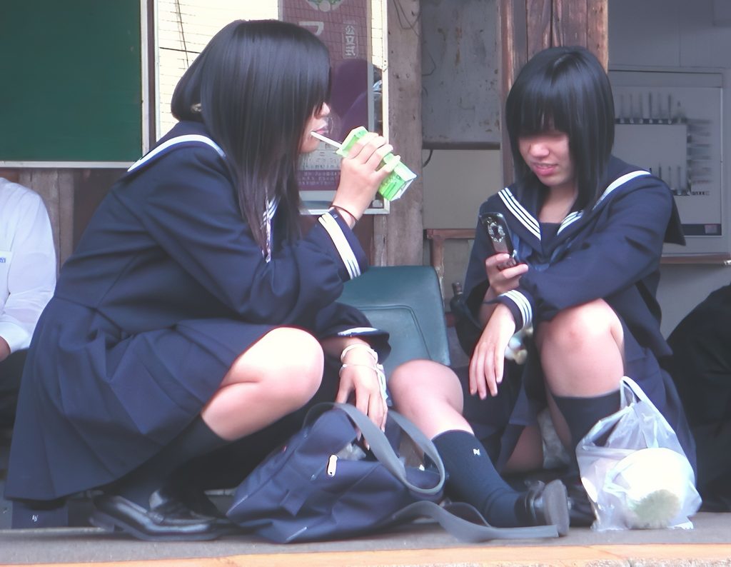 純白の綿パンではないですか！？田舎だろうが都会だろうが、パンチラは場所を選びません！