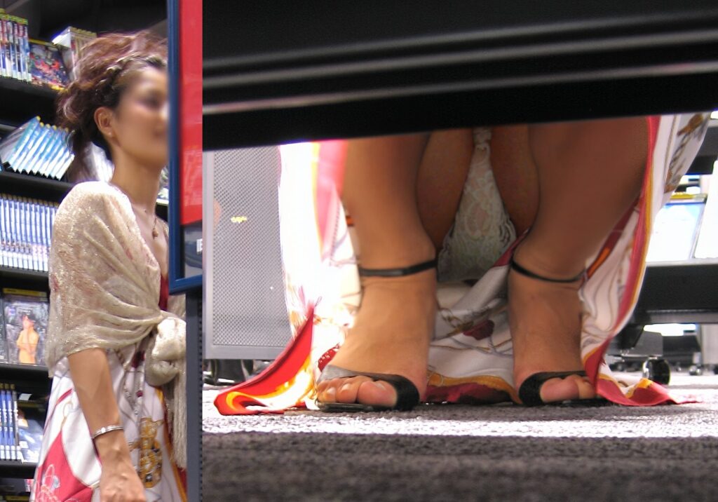 レンタルビデオ屋は減る一方ですが、漫喫はまだまだ狙い目です!見て下さい!この見事なしゃがみパンチラを!素敵なレースのパンティが眩しいですね!