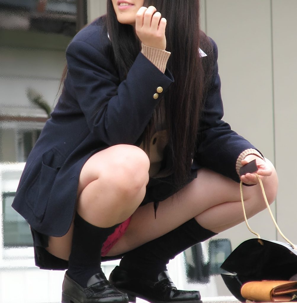濃いめのピンクと読みました。誰かの呼ばれて、後ろを向いた瞬間ですね！正面にカバンがあるから、油断しちゃったのかも知れません。