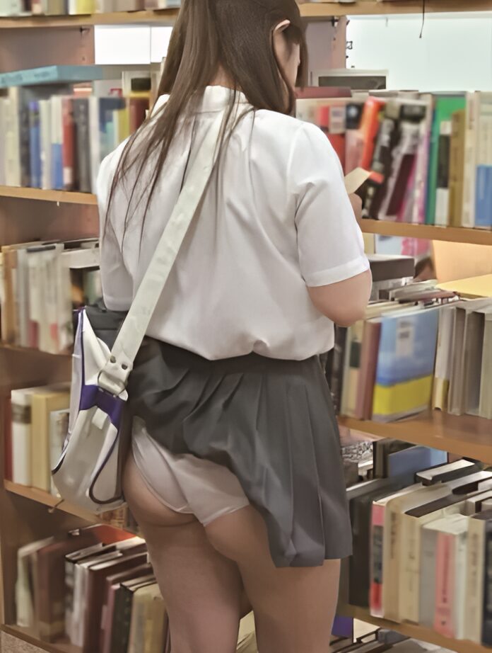 こんなラッキーありますかね？でも実際あるんですねぇ～！見事にかばんに引っかかっちゃって、純白ぱんつがモロ見えです！オマケにぷりぷりお尻の捩れまで、しっかり確認出来ちゃいますね。