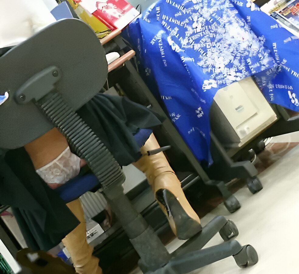 見事に背もたれにスカートが引っかかってしまいましたね!純白レースのエロいパンティが丸見えですよ!オマケにこれは多分、Tバックだと思います。