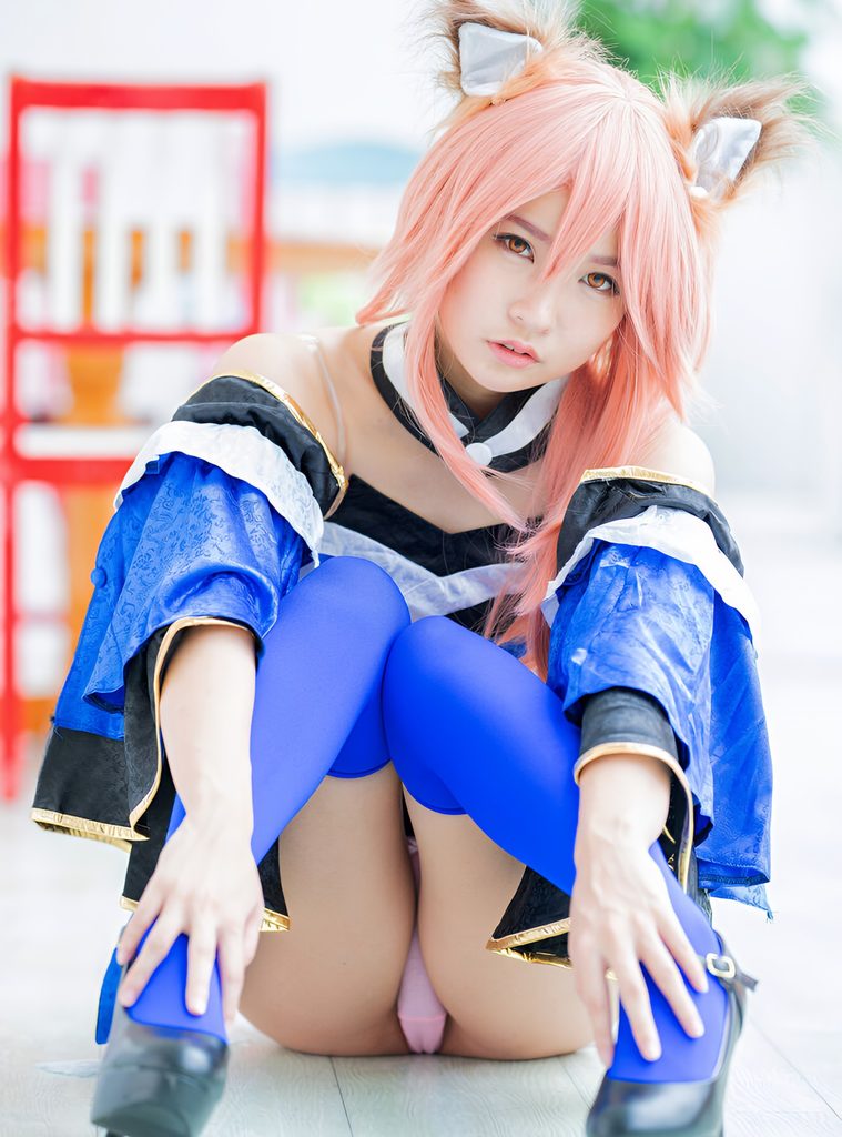 見事なM字おすわりパンチラを、ありがとうございます！薄いピンクの素敵なパンティですね！それもこれはTバックではないですか！？この恰好でTバック履けるとは凄い！多分このキャラがそういうパンツを履いていたのでしょう！