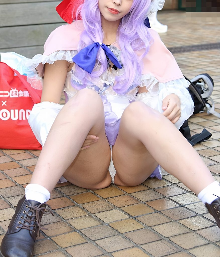 純白の眩しい生パンだけでなく、これはTバックではないですか！？素晴らしいですね！これぞコスプレイヤーの鏡ですね！コスプレイヤーは、こうじゃなきゃいけません！