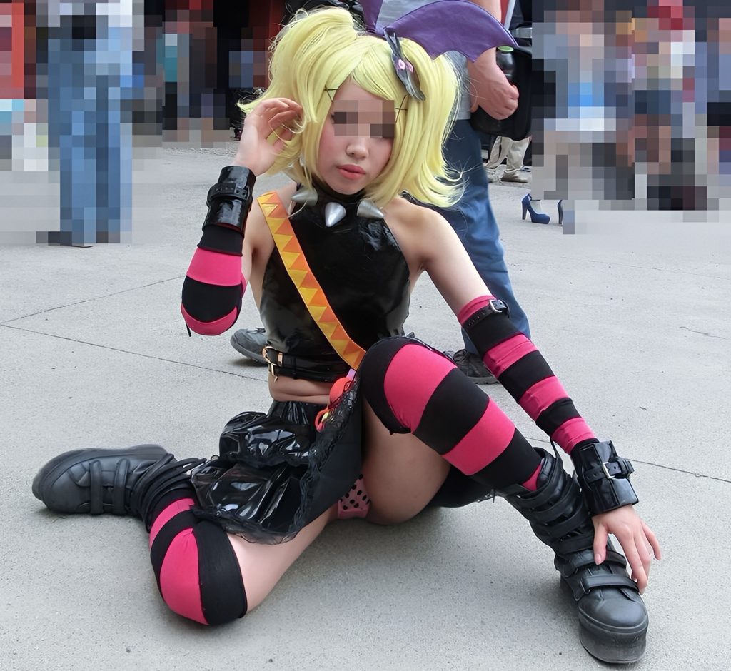 コスプレ会場でも水玉パンツは輝きますねぇ～！脚広げて座ってくれちゃって、ピンクに黒水玉の可愛いパンティが丸見えですよ！色は衣装に合わせましたね！