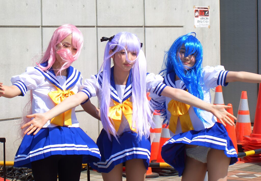 3人でおなじみの「すしざんまい」ポーズを決めてくれたところ、右の娘が見事な純白パンツを見せてくれました!