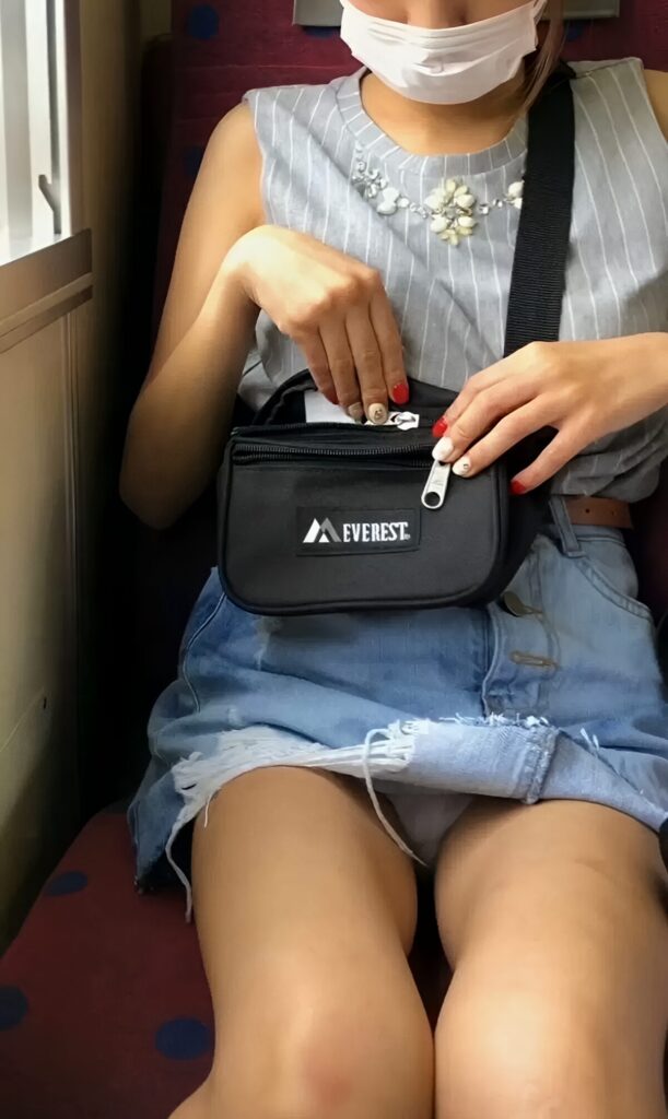 ボックスシートでのパンチラなんて、超レアものですよ!僅かに捲れ上がったタイトミニ!そしてスラっと細い太もも!この二つが合わせ合ったために生まれた、奇跡のぱんちらなのですよ!そして純白!萌えますよ!オマケにこれは綿パンですね!