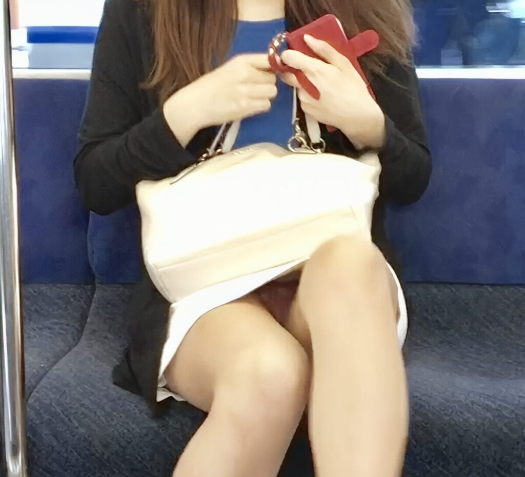 ストッキング越しにパンツは見えるのですが、何色なのか?どんな柄なのか?それが良く分からないチラリズムと言う興奮です!黒系で柄があるように見えますが、果たしてどうなのでしょうか?