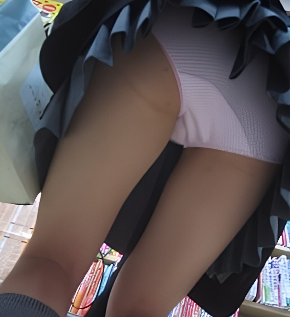 これは生地自体に凹凸がある高級ぱんつですよ!これの手触りが良いのですよね!そして薄りピンクと白の柄が、とても素敵です!可愛いですねこれぞ女子校生ですよね!さすがJK!どんなパンツでも履きこなしますよ!