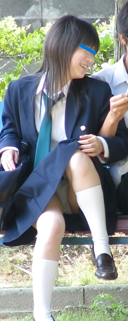 彼氏と仲良しで良いですね!このころは、イチャイチャしたい年頃なのですよ!そこで一瞬足を開いた瞬間ですね!見事に捉えてくれました!純白だと思いますよ!それも綿パンです!JKの純白綿パンは、天然記念物だってこと知っていましたか?