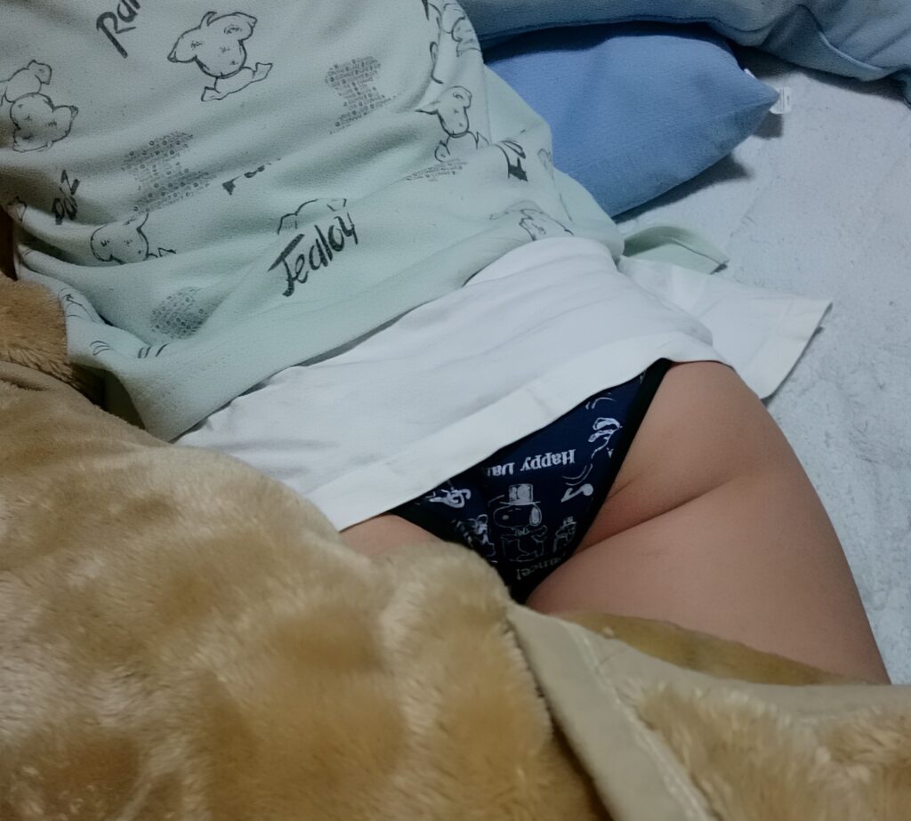 可愛いぱんつですね!「Happy」って書いてありますよ!そんなパンツを見ることができて、オイラもハッピーです!