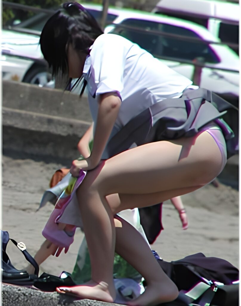 横から突風!可愛いちょっと紫っぽいピンクのぱんつが丸見えですよ!これが横からって所が、また萌えポイントですね!
