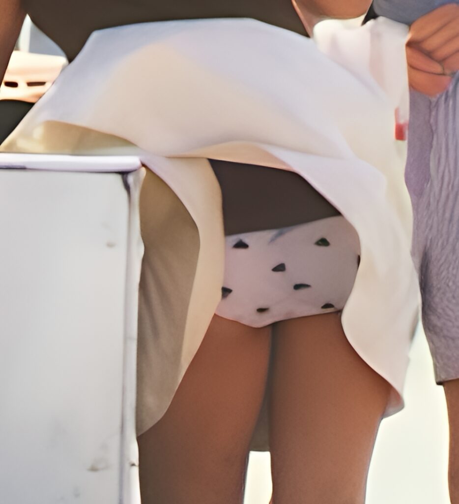いきなり見えたパンティがハートだったら、やっぱり萌えますよね!でもこれはハート?三角?いやいや、可愛ければどちらでも良いのですよ!さり気無い柄が、とても良いですね!