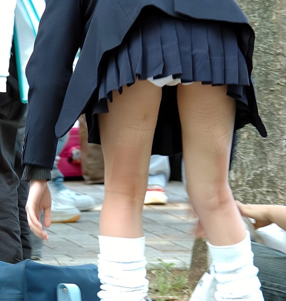 の純白チラリは最高ですね!思わずガッツポーズしてしまう瞬間ですよ!ルーズソックスも懐かしいですね!古き良き時代…