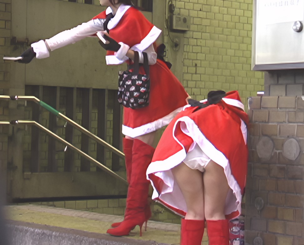赤白のサンタさんには、純白パンツが似合いますね!クリスマスなので真冬ですよ!寒いですよ!そんな中、生足生パンという最高のプレゼントをくれる、最高のサンタさんですね!