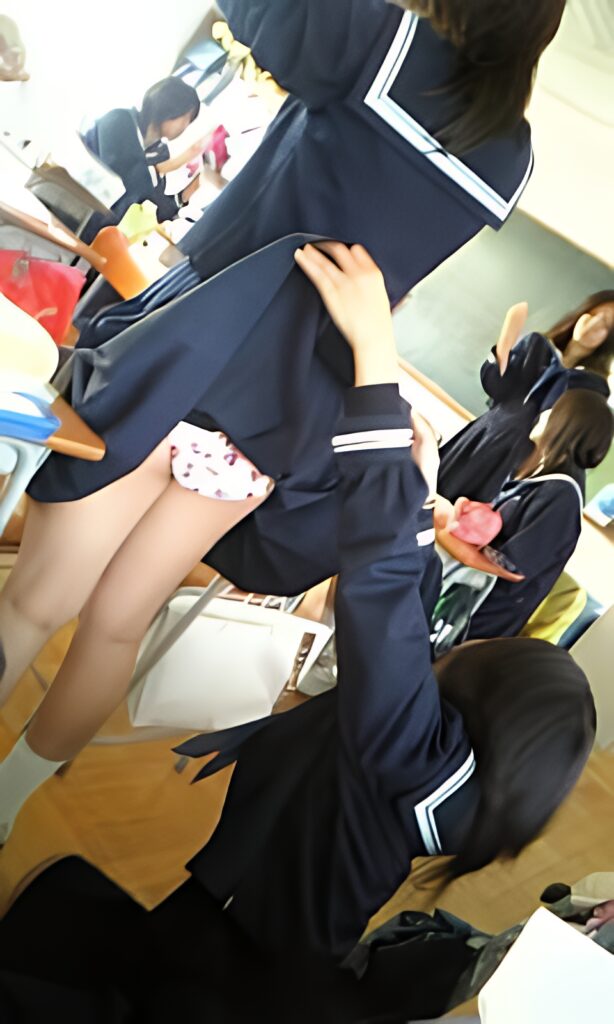 女子同士でスカート捲り合うって、結構やってますよね！女子校では当たり前の風景ですが、共学でもたまにありましたよ！恩恵にあずかったことは、何度かありますね！