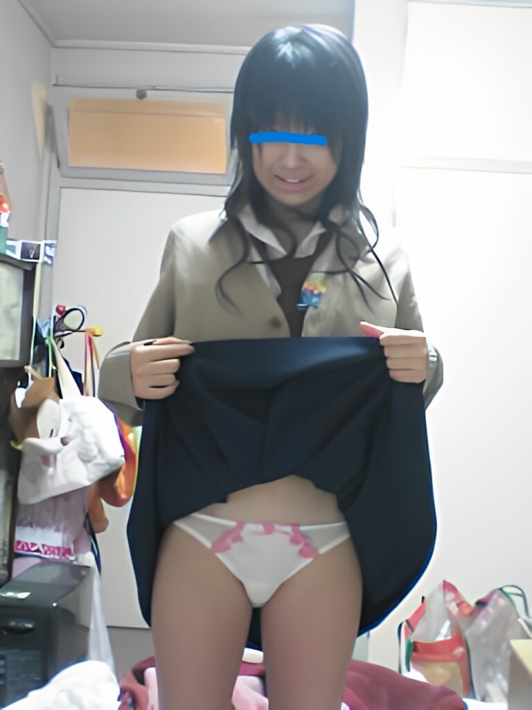 恥ずかしそうにスカートをめくる仕草が可愛いですね！純白にピンクの模様がとてもキュートです！こちらもサイド部分がレースになっていますね！一昔前の主流パンツで御座います。
