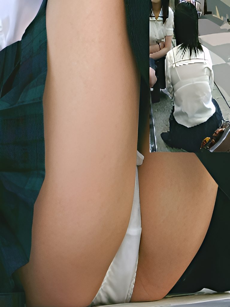 見て下さいよ!この純白!そして透けブラまで!!いきなり究極のおすわりパンチラです!これ以上は無いかもしれないですね!しかし凄いですね!スカートが短すぎるから、お尻が直接地面にくっついちゃってますよ!