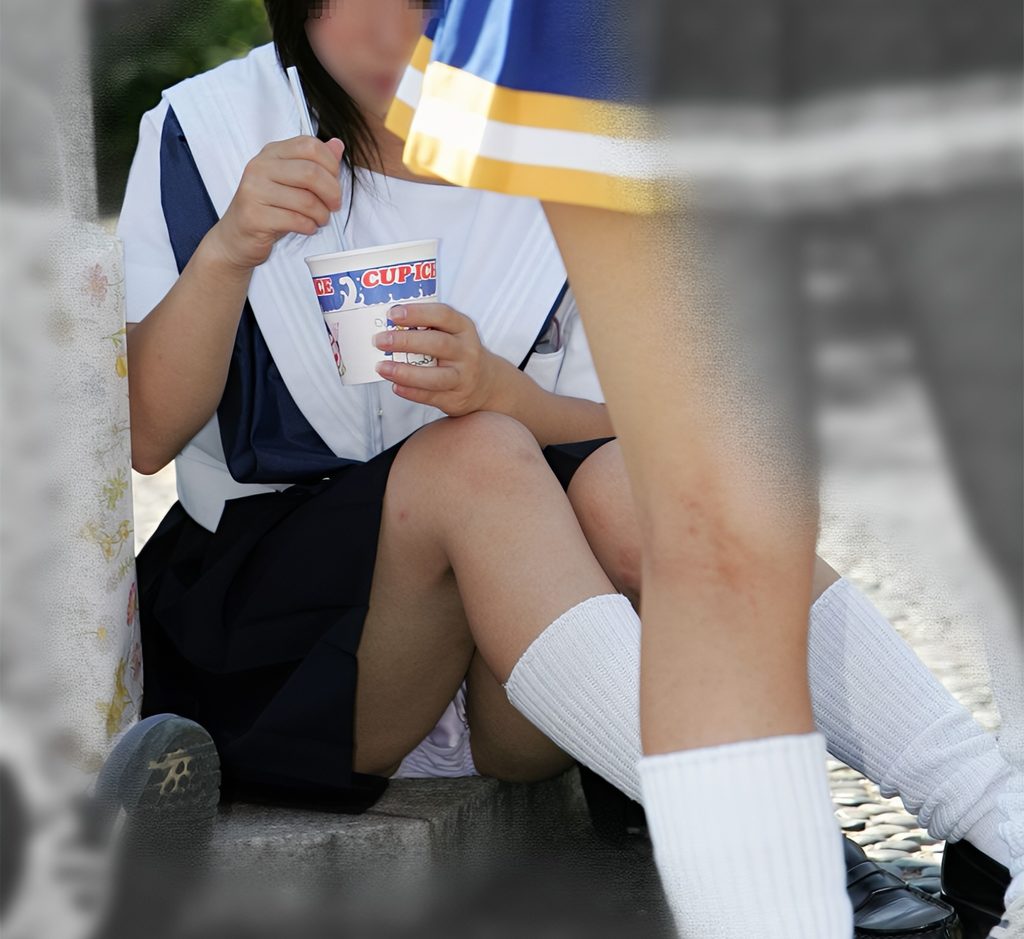 モロ見えも良いけれど、こういうちょい見えも、ホントのパンチラって感じでよいですねぇ~!あと可愛い制服ですね。襟が凄く下まであるセーラー服なんて、直接見たことないので、是非そんな制服でのパンチラを、直接見たいものですね。