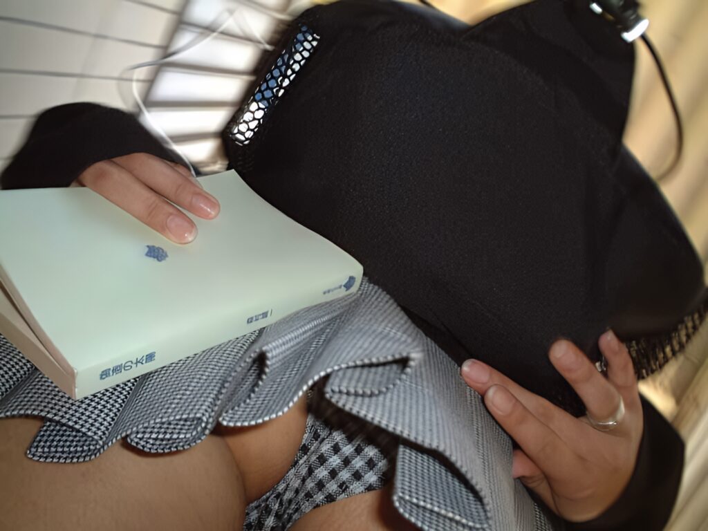 白黒チェック柄ぱんつを、この角度で見れるのは最高ですよ！かわいい！美しい！これぞ芸術！ロマンたっぷりぱんちらですね！