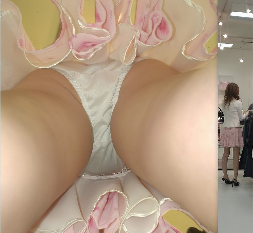 これはため息が出るくらいの美しさですよ！光り輝く純白パンツが、たまりませんよ！オマケにこのフレアスカートの可愛いのなんの！これこそが女の娘の鏡ですよ！
