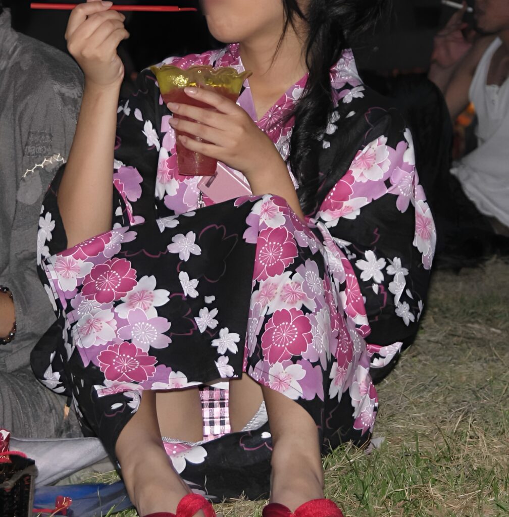 浴衣とパンツの色を合わせる女の娘って多いですよね!浴衣って夏祭りの時くらいしか着ないから、いつもの時とは気迫が違うのですよ!黒に桜の浴衣に合わせて、その色を合わせたチェック柄を履いてくるなんて、気合が入ってますよ!