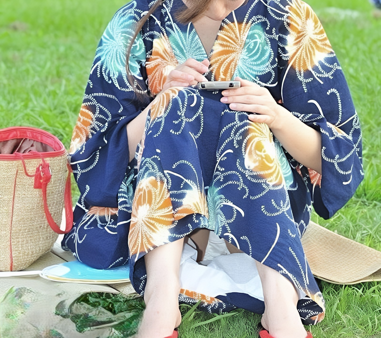 美しい浴衣に眩しい純白パンツ！これぞ夏の定番パンチラですね！