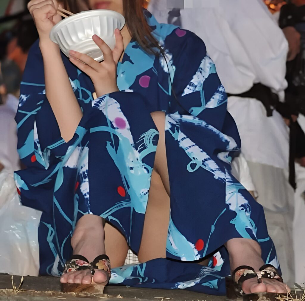 奥深くに見えるチェック柄ぱんつ!可愛いです!この奥行きも浴衣パンチラの醍醐味ですよ!食事に夢中で、ついつい小股がゆるんでしまいましたね!黄色系は結構レアですからね!