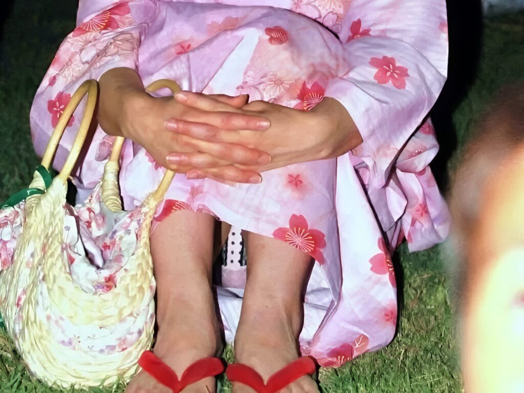 桜模様の浴衣の奥に見える水玉パンティの可愛いのなんの!水玉ぱんつはどんな衣装でもマッチしますね!この奥に小さく見える水玉こそが、チラリズムの醍醐味です。