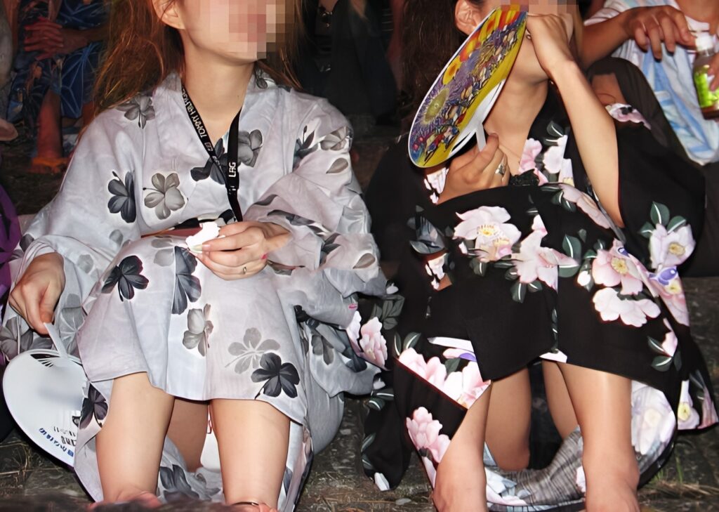 二人とも浴衣とパンツの色を合わせてきましたね!左の娘は基本の純白!右の娘は黒の浴衣に黒ぱんつ!超レア物ダブルパンチラ、ありがたくいただきました。