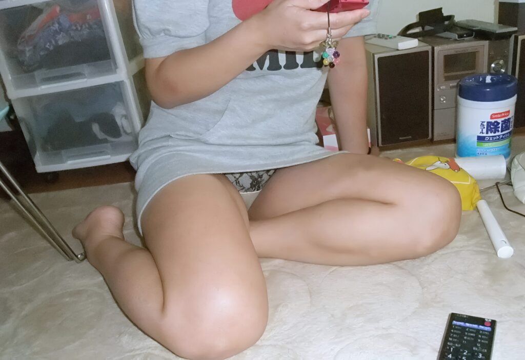 スマホのおかげで、ぱんちら率が上がったこと間違い無しですよ!おかげさまで、前側にオシャレな模様の素敵なパンティゲットですね!
