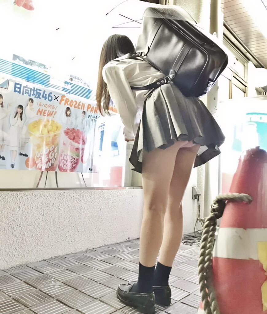 これですよこれなんです!前かがみパンチラの醍醐味ですよ!この一瞬でこの素敵なぱんつ!!可愛いミニスカと、美しいこの足ですよ!日向坂46の誰よりも、この娘はチャーミングなこと間違いないです!